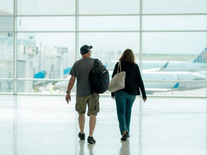 Personas caminando hacia el avión en un aeropuerto