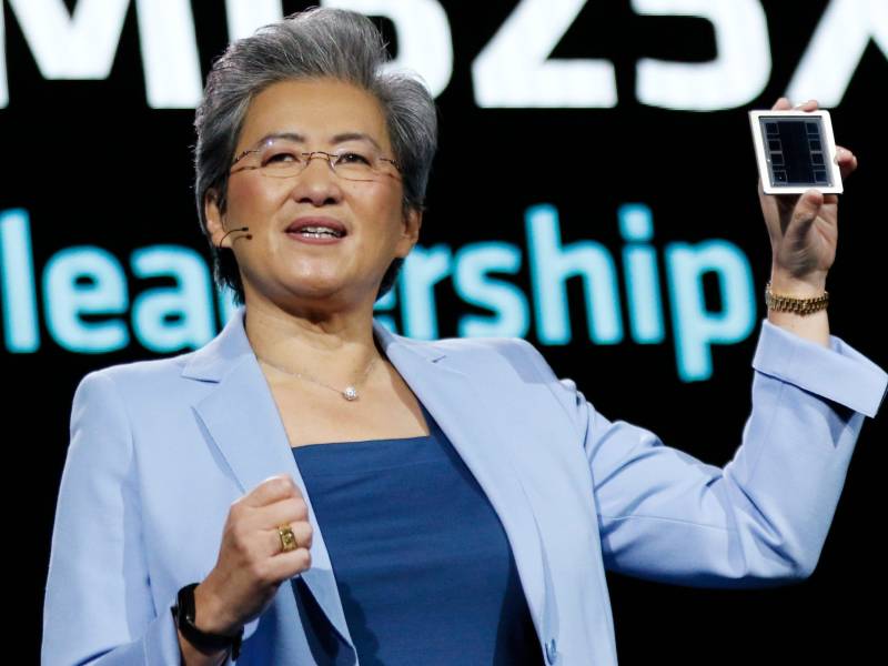 Lisa Su, directora general de AMD, muestra el Instinct MI325X, su nuevo chip de IA