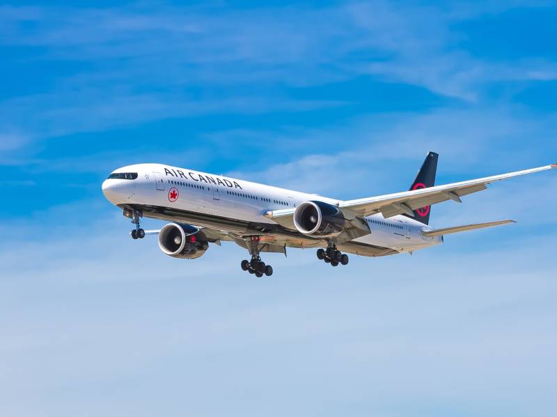 Avión blanco en pleno vuelo.