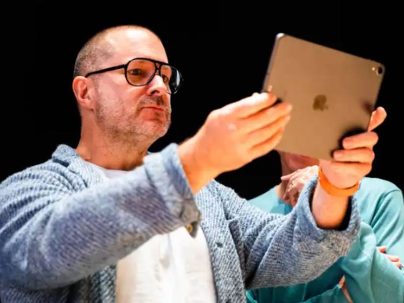 Jony Ive, exvicepresidente Senior de Diseño en Apple, trabajaría junto a OpenAI en el desarrollo de los móviles del futuro.