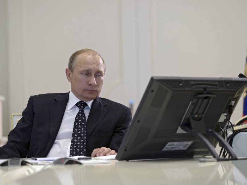 Vladimir Putin mirando al ordenador con Discord