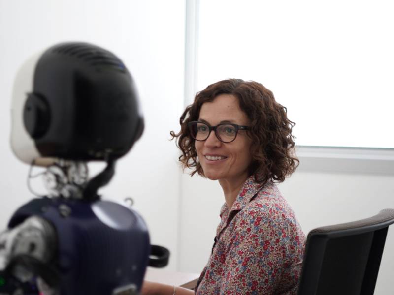 Agnieszka Wykowska, la investigadora que coordinó el estudio, junto al robot iCub. (Crédito: Instituto Italiano de Tecnología)