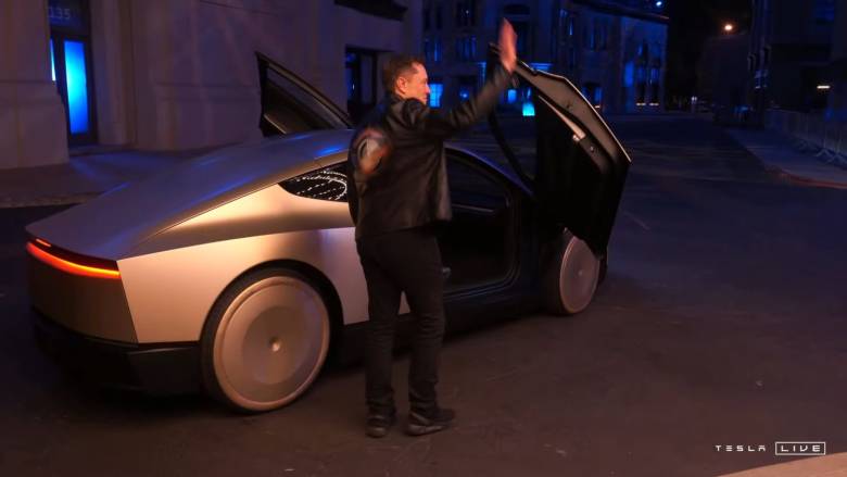 Elon Musk junto al Robotaxi de Tesla