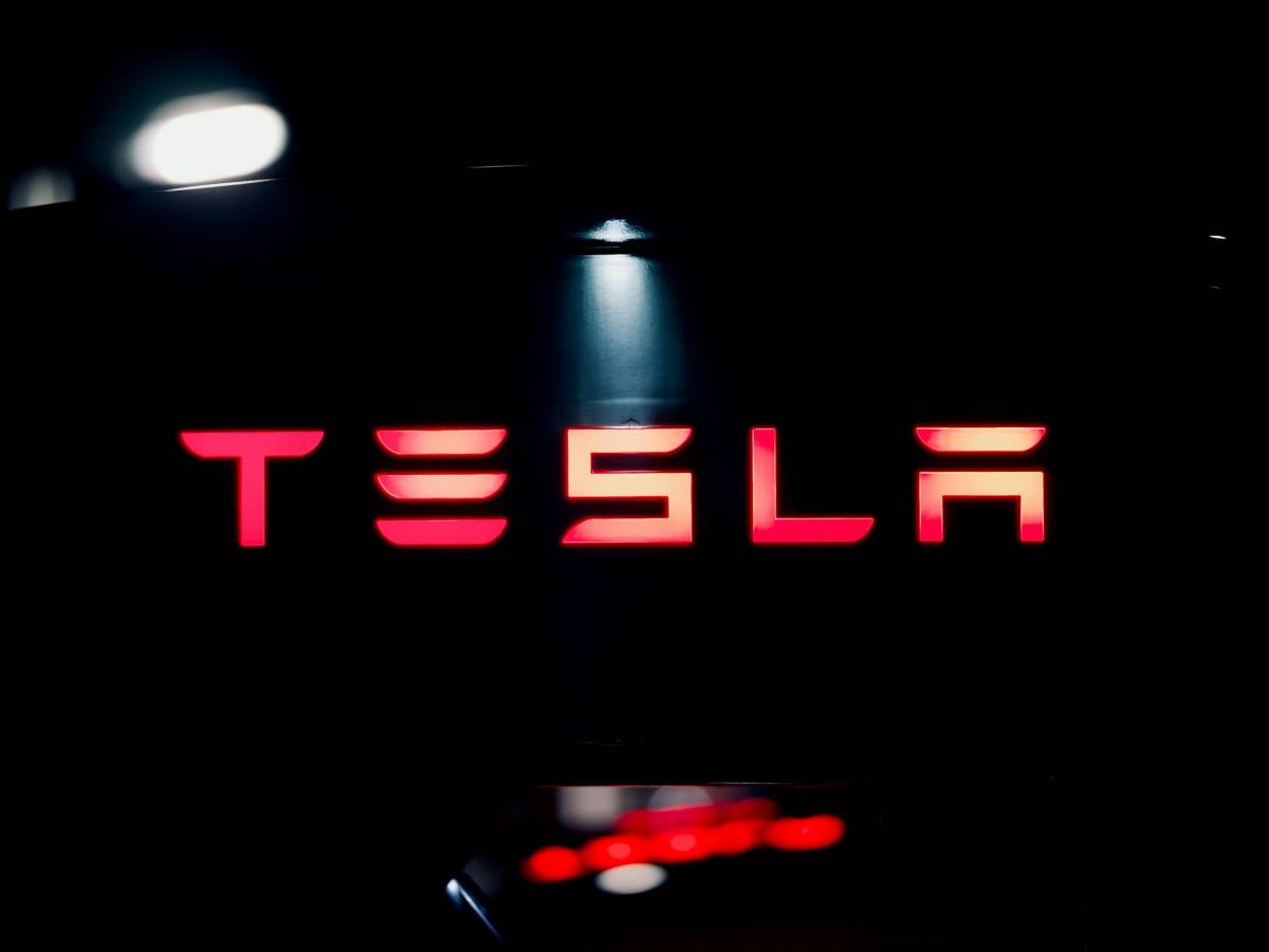 Tesla bate récord de entregas y promete coches baratos para 2025