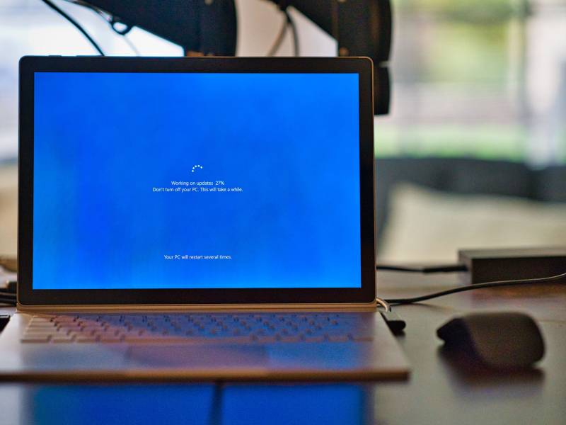 Laptop con Windows 10 actualizándose.